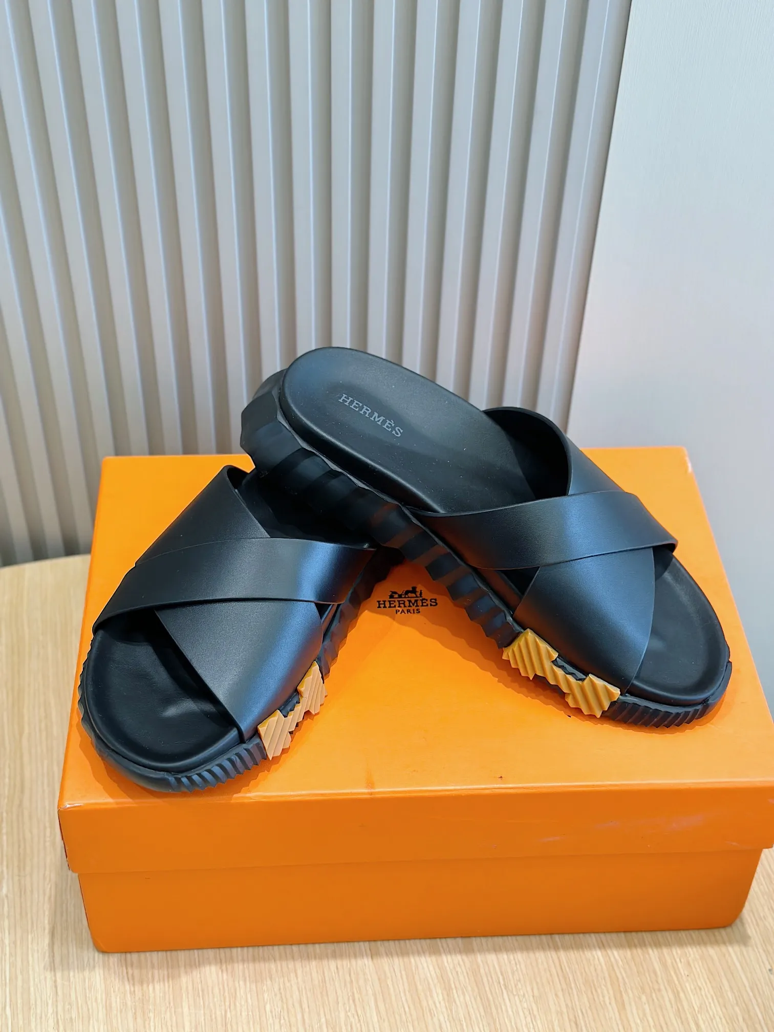 [HERMÈS] Top men's shoes 💰: 340💰 Size: 39-44 (38.45 46 custom-made) Herme*H Home Hermès Men's Sandals and Slippers - Original Replica Purchase the original version and make it one to one, the outsole is privately modeled, and the outsole color corresponding to each color is the same as the original version. Come to those who know the stuff 💪 The ultra-light soles are designed in contrasting colors, and they feel so comfortable on your feet! Calfskin, cowhide feet, private mold outsole.